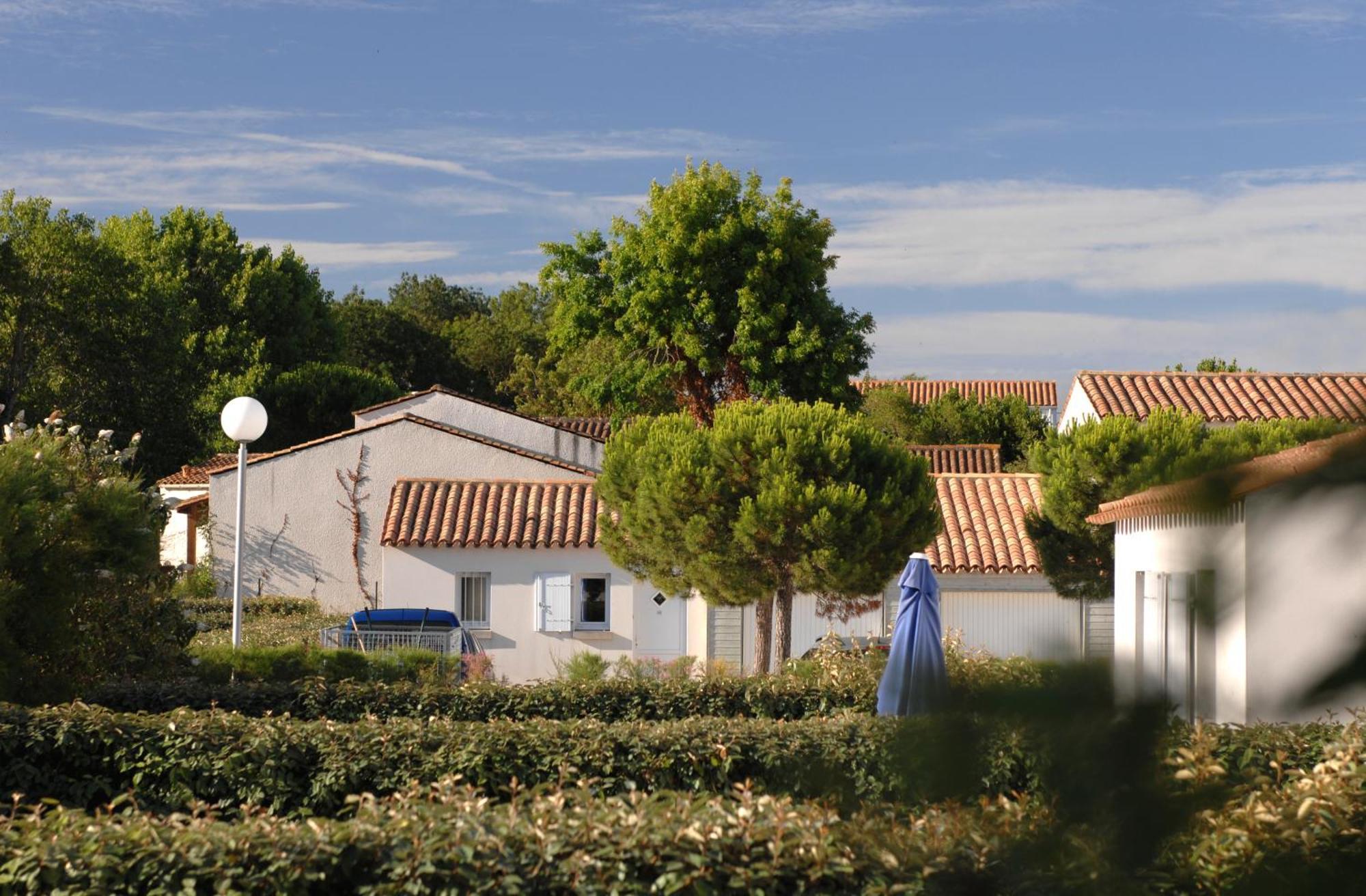 Résidence Odalys Le Village des Amareyeurs Le Château-dʼOléron Exterior foto